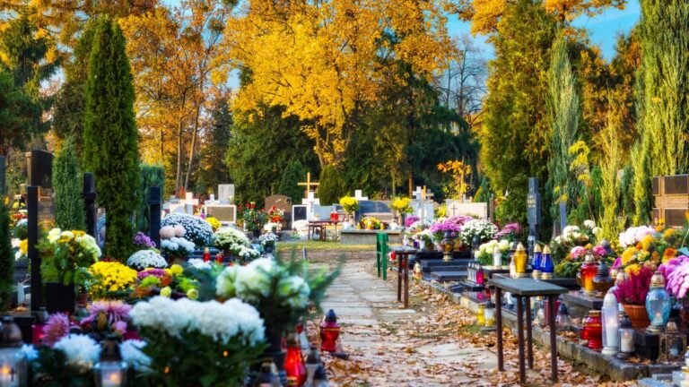 Jaki nagrobek wybrać i kiedy? Podwójny czy pojedynczy?