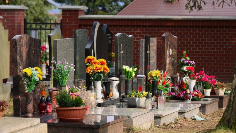 Jak dbać o nagrobek z granitu? Poradnik konserwacji dla mieszkańców Śremu